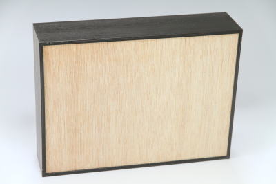 裏はベニアが貼ってあります